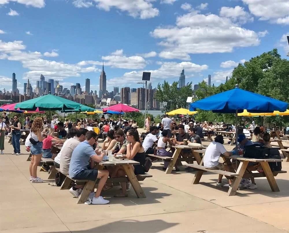 Lo skyline di Manhattan visto dal Williamsburg Smorgasburg